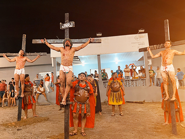 Espetáculo apresentado pelo grupo "Arte Povo Mandacaru", que abordou a história da "Paixão de Cristo"